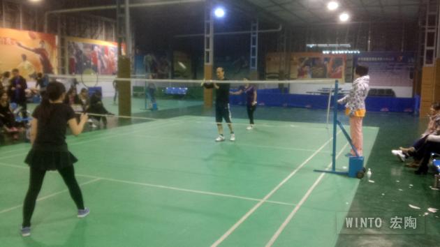 男女羽毛球混打中，，，企业副总欧家瑞亲自角逐，，，正在开球-瓷砖一线品牌云顶集团陶瓷