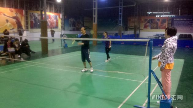 图2、前为企业副总欧家瑞，，，后为平面部设计师卢婉贞-瓷砖一线品牌云顶集团陶瓷