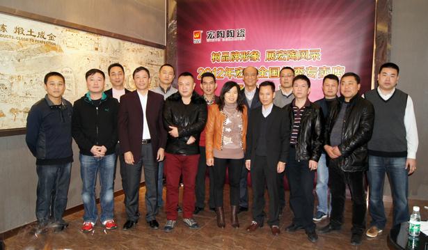 图1、企业相关向导、云顶集团各销售老总、获奖经销商代表颁奖仪式上合影