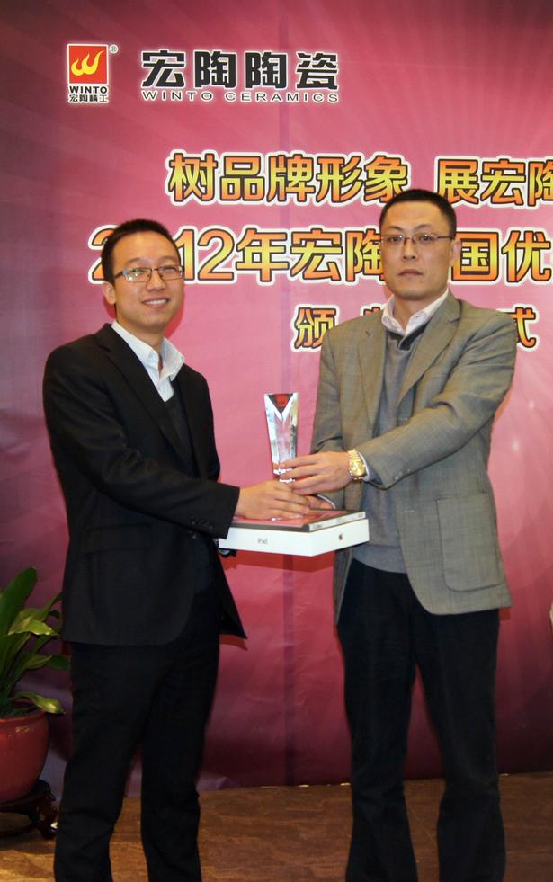 图7、云顶集团抛光砖销售副总张彦为山东青岛云顶集团专卖店代表颁奖