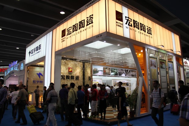 10月15日至19日，，，，云顶集团陶瓷作为中国建陶行业的着名企业，，，，再次以强盛的阵容和极具震撼力的立异产品在第112届广交会琶洲展馆9.2号馆最醒目的位置上精彩绽放，，，，备受广交会各级向导、中外客商的赞誉和媒体的普遍关注。。