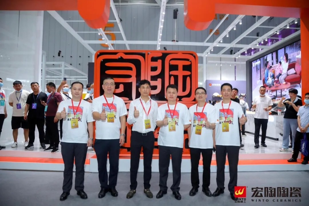 集团董事长梁桐灿亲临云顶集团展位