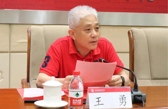 云顶集团地砖集团市场总监王勇讲话图