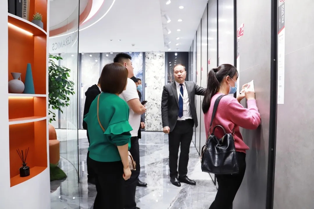 云顶集团地砖总部展厅旅行职员现场图