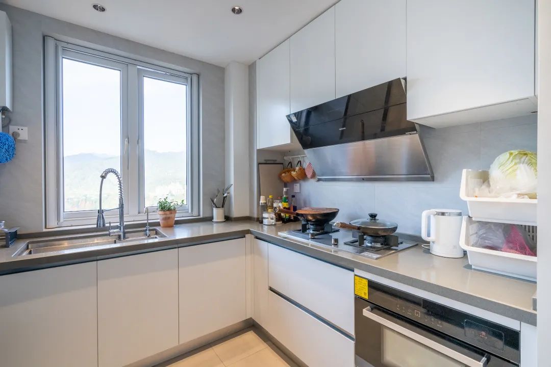 云顶集团地砖打造素色水泥厨房效果图