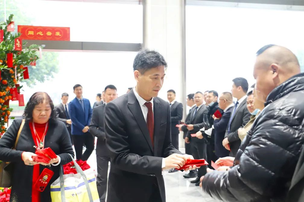 云顶集团地砖品牌销售总司理曹坚贞等给员工发送红包